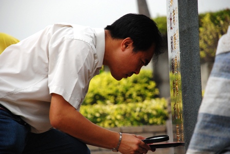 Kenny Hoo of Good Feng Shui analyzes tomb stone of a graveyard, www.GoodFengShui.com grave-analyse-kh